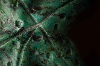 Dettaglio di una minerale verde con venature naturali, rappresentativa della lavorazione artigianale di L.G. GEMME.