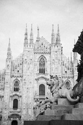 Duomo di Milano e statua del leone in Piazza Duomo, simbolo della tradizione artigianale e culturale della città.